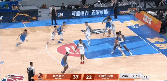 周琦篮下稳扎稳打，突然背转身扛着对手上篮打进